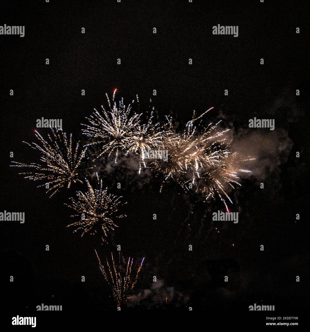 Menschenmassen beobachten das jährliche Feuerwerk von Bicester Round Table im Pingle Field, Bicester, Oxfordshire. Stockfoto