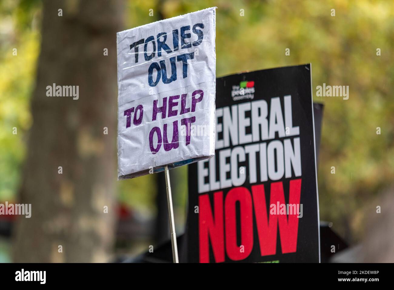 Humorvolles Plakat bei einem Protest in London gegen die Sparmaßnahmen der konservativen Regierung, der zu Parlamentswahlen und höheren Löhnen aufrief. Stockfoto