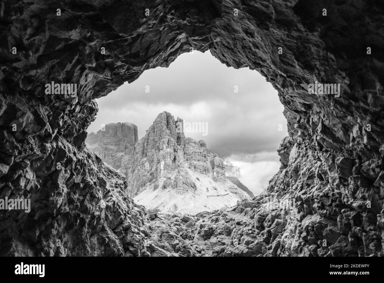 Blick aus einer Schlupfloch der im Ersten Weltkrieg erbauten Tunnel des Lagazuoi, die Dolomiten in Südtirol Stockfoto