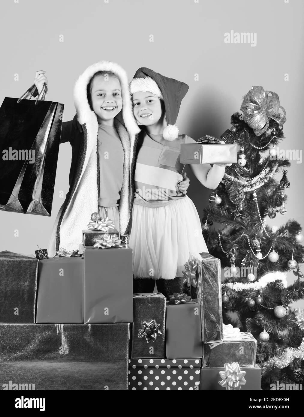 Kindheit, Freizeit und Weihnachten Verkaufskonzept. Kinder in Santa Claus  Stockfotografie - Alamy