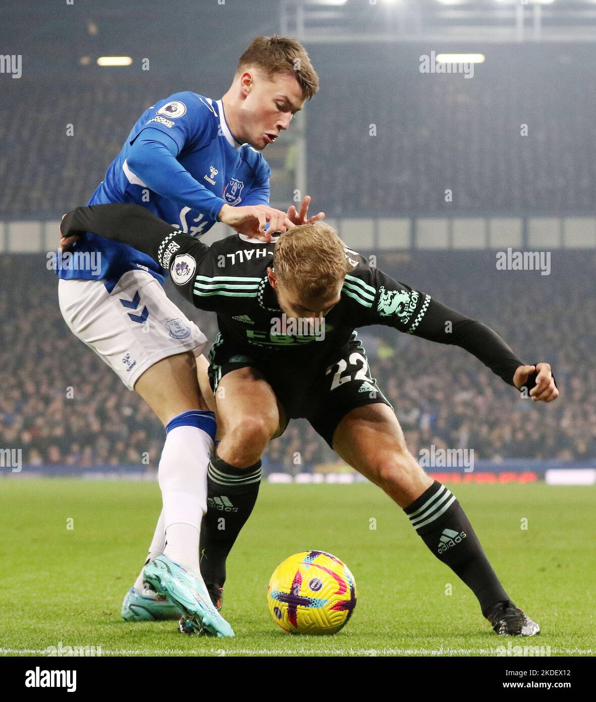 Liverpool, England, 5.. November 2022. Nathan Patterson von Everton (l) kämpft während des Premier League-Spiels im Goodison Park, Liverpool, um den Ball mit Kiernan Dewsbury-Hall of Leicester City (r). Bildnachweis sollte lauten: Lexy Ilsley / Sportimage Stockfoto