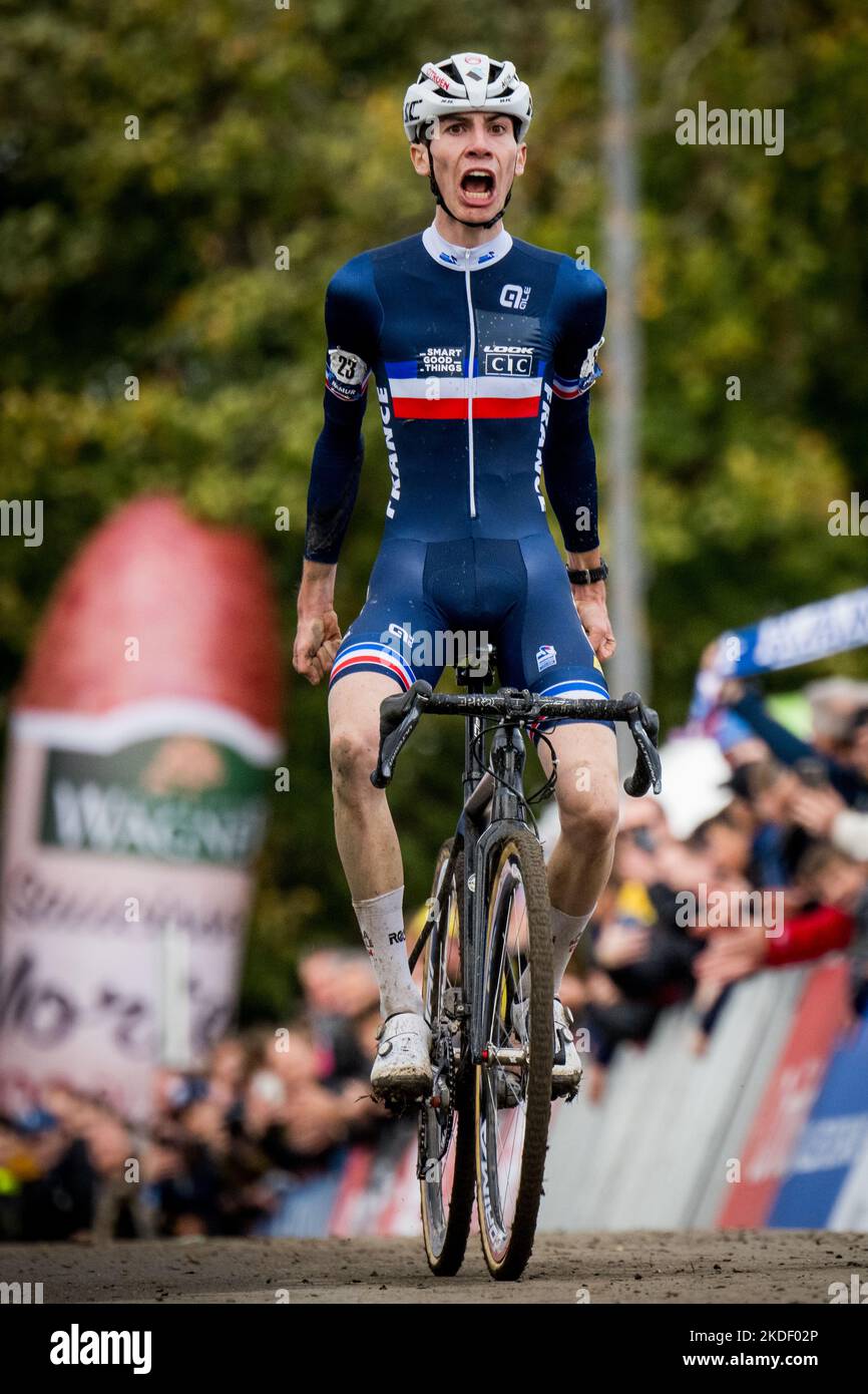 Der Franzose Leo Bisiaux feiert, als er die Ziellinie überquert, um das