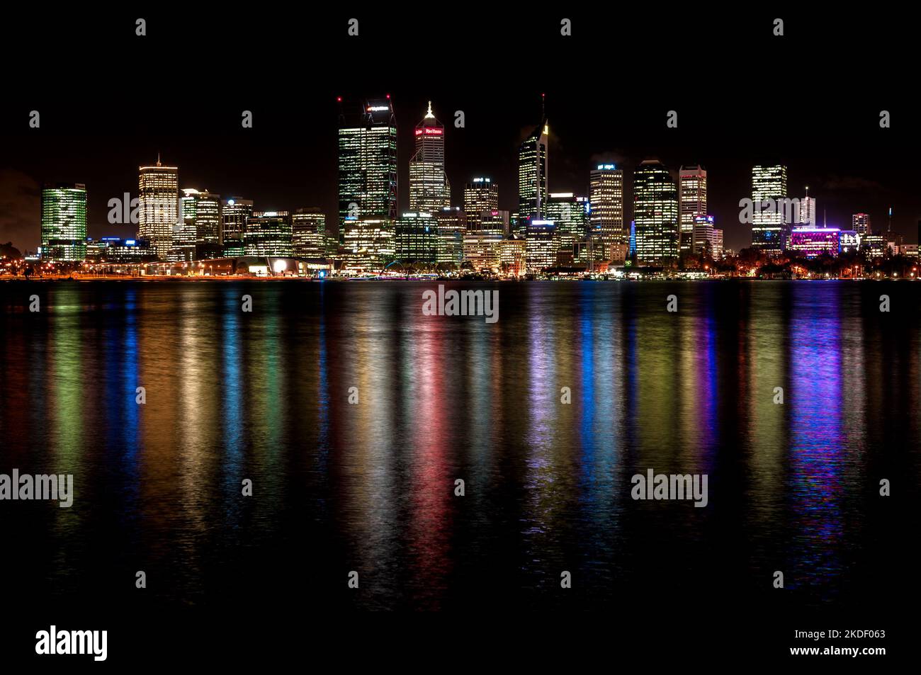 Perth City Lights bei Nacht. Stockfoto