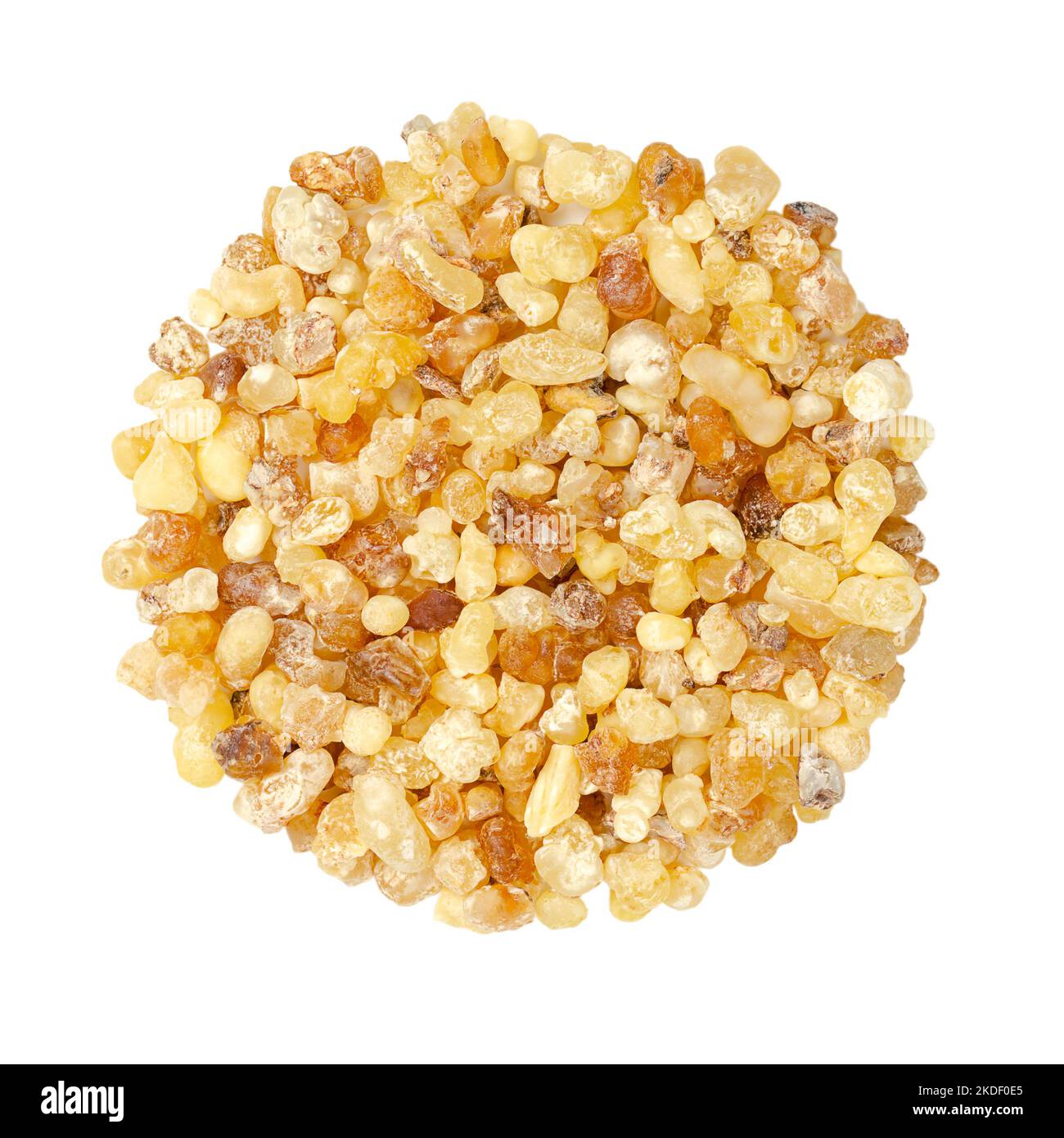 Weihrauchstücke, Olibanum-Tränen, Harzkreis von oben, isoliert, überweiß. Aromatisches Harz, verwendet in Räucherstäbchen und Parfüms. Stockfoto