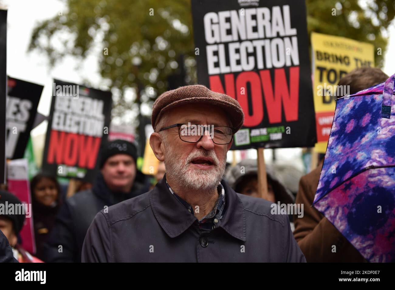 MP Jeremy Corbyn bei der Kundgebung gesehen. Regierungsfeindliche und Anti-Tories-Demonstranten versammelten sich in Embankment und marschierten durch Westminster, um Parlamentswahlen zu fordern. Stockfoto