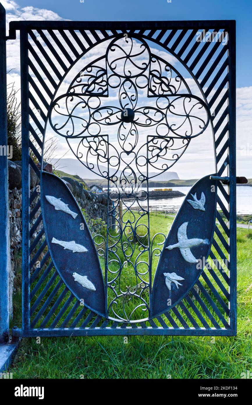 Dekoratives schmiedeeisernes Tor in der Canna Rhu Church, Isle of Canna, Schottland, Großbritannien Stockfoto