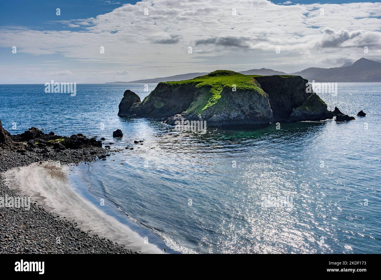 Coroghan Beach und die Gezeiteninsel Alman, Isle of Canna, Schottland, Großbritannien Stockfoto