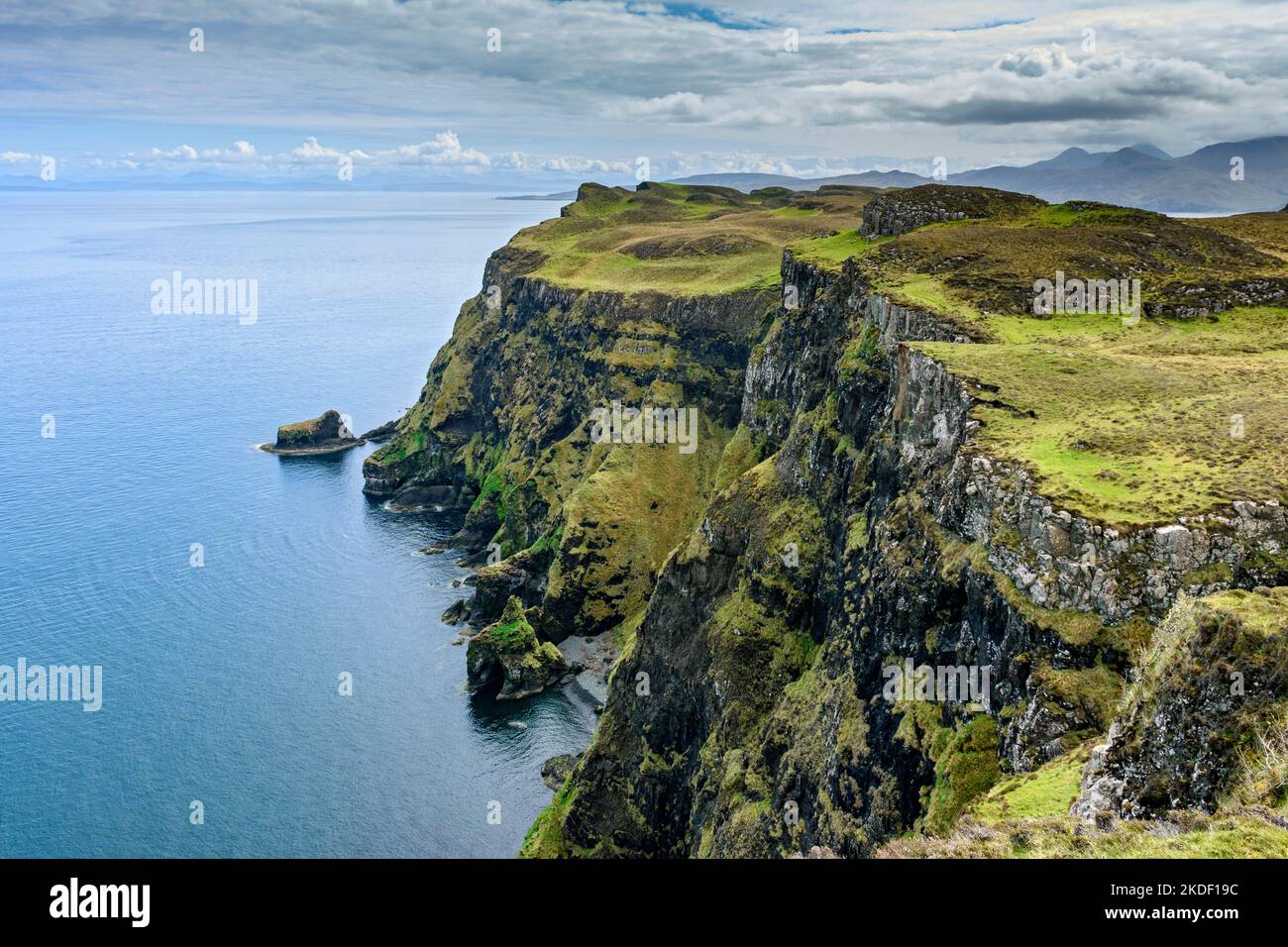 Die Klippen entlang der Nordküste der Isle of Canna, die nach Osten in Richtung Compass Hill blicken. Canna, Schottland, Großbritannien Stockfoto
