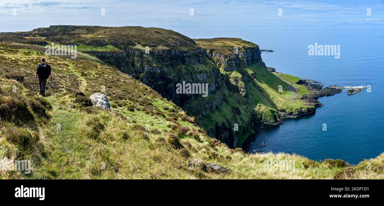 Ein Wanderer auf dem Klippenpfad entlang der Nordküste der Isle of Canna, Schottland, Großbritannien Stockfoto