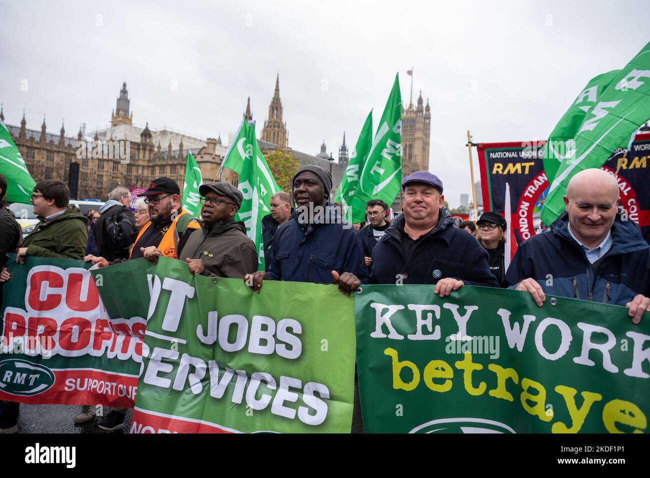 Die „Großbritannien ist gebrochen“-Demonstration der Volksversammlung führte Tausende von Menschen auf einem marsch durch das Zentrum von London, ‘zu einer Parlamentswahl aufrief. 05/11/22 London/UK Aubrey/Alamy Live News Stockfoto