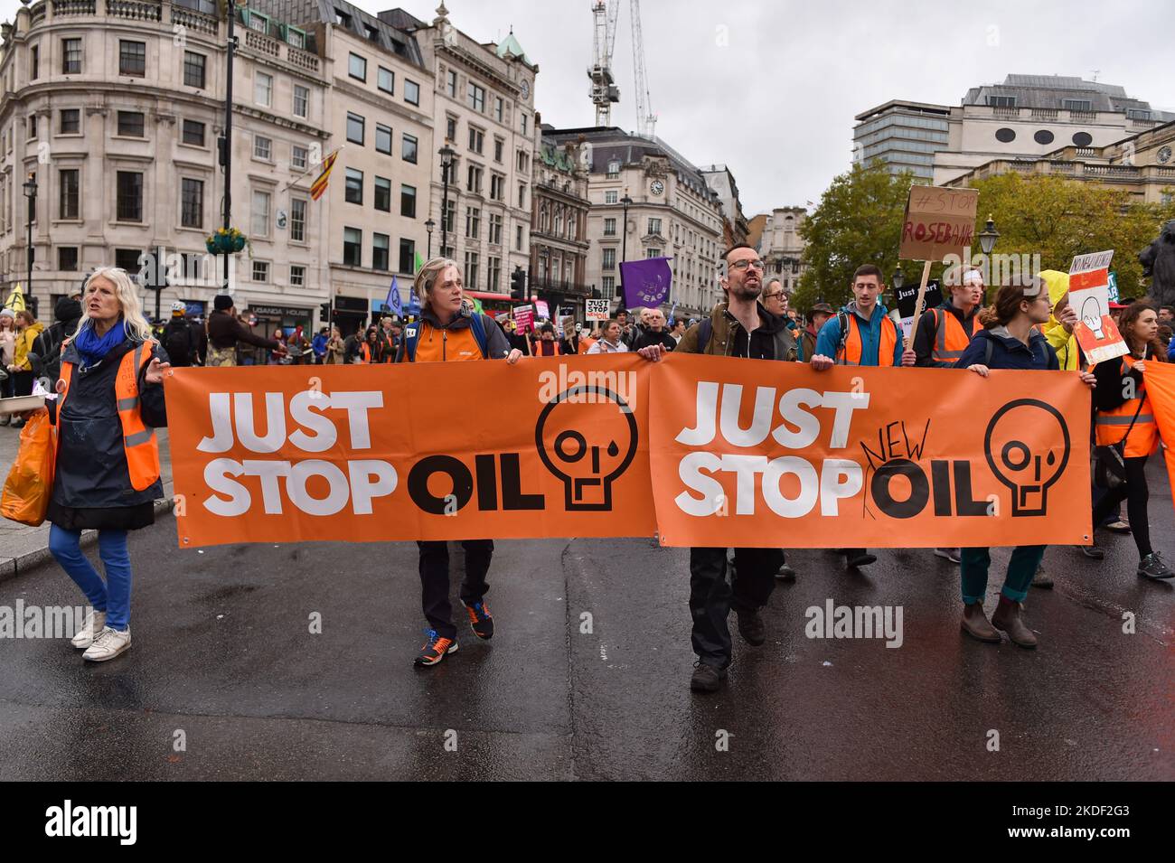 Die KlimaaktivistInnen-Gruppe Just Stop Oil blockierte während der Demonstration der Nationalen Anti-Regierung die Straßen rund um den Trafalgar Square und forderten, alle zukünftigen Lizenzen einzustellen und die Exploration, Entwicklung und Produktion fossiler Brennstoffe in Großbritannien zu genehmigen. Stockfoto