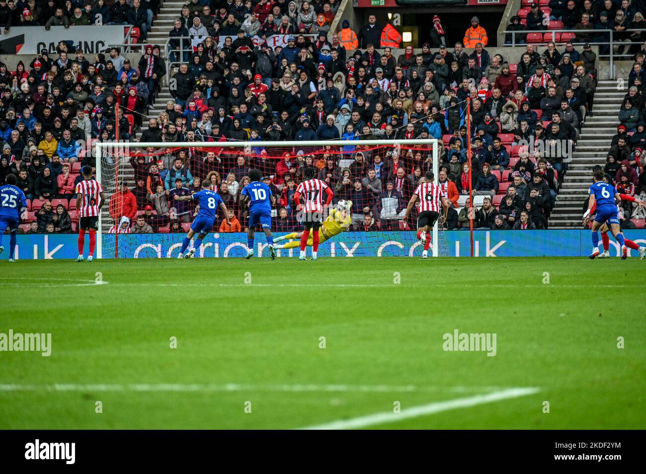 Sunderland AFC-Torwart rettet Joe Halls (Nummer 8) im Sky Bet Championship-Spiel gegen Cardiff City. Stockfoto