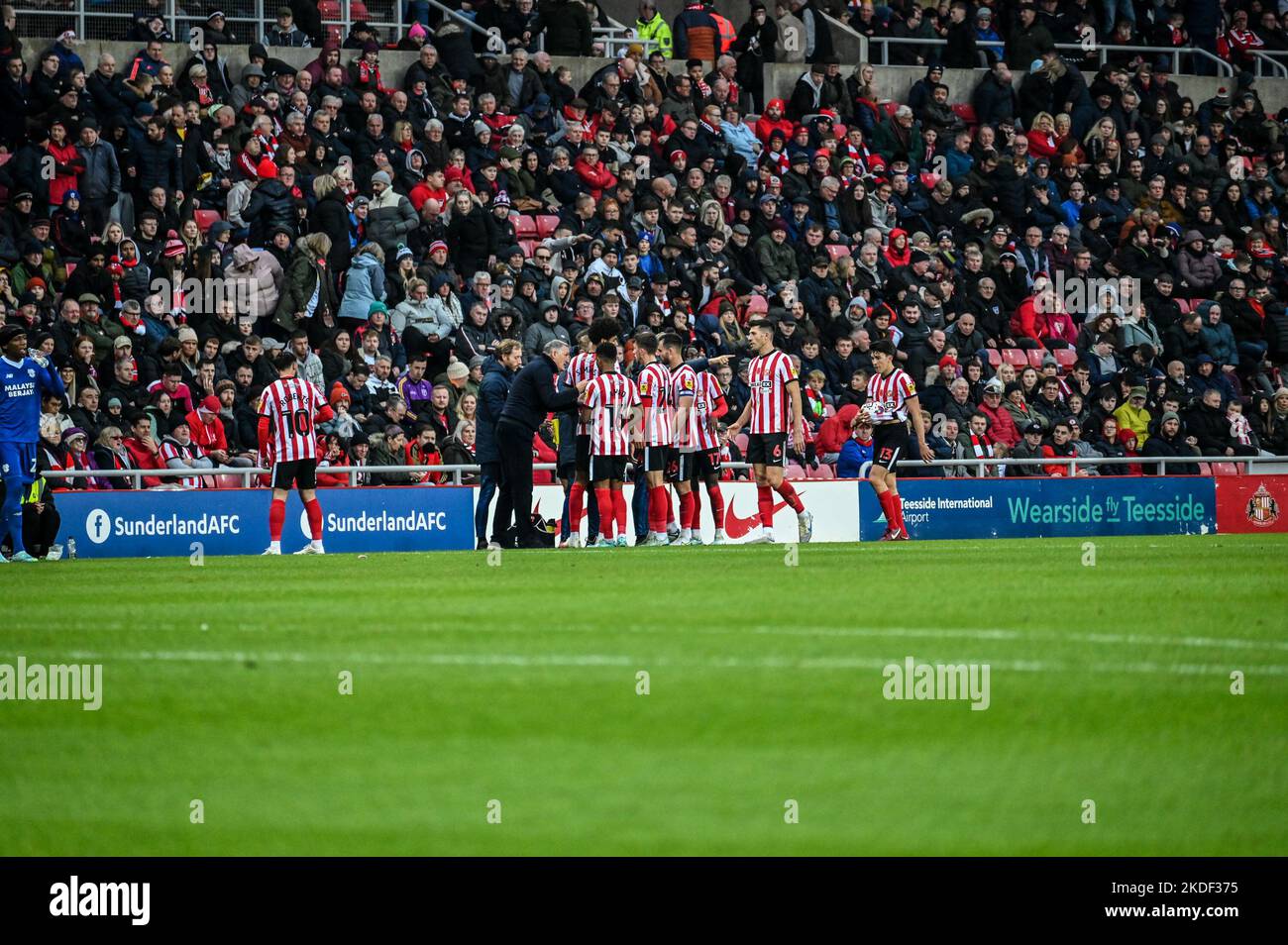Tony Mowbray, AFC-Manager von Sunderland, gibt während des Sky Bet Championship-Spiels gegen Cardiff City seine Teamanweisungen. Stockfoto