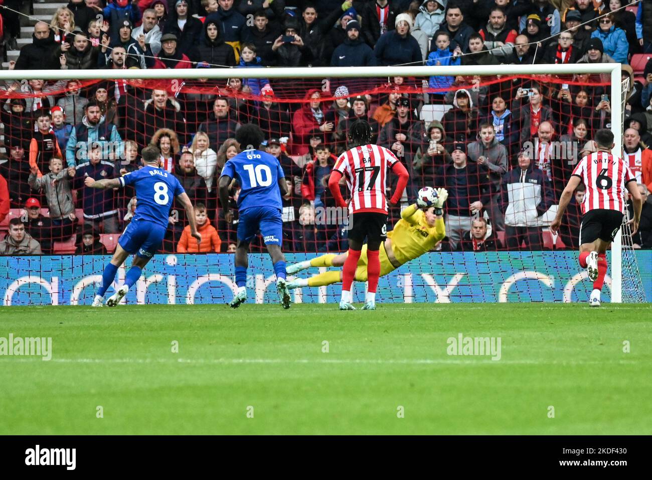 Sunderland AFC-Torwart rettet Joe Halls (Nummer 8) im Sky Bet Championship-Spiel gegen Cardiff City. Stockfoto