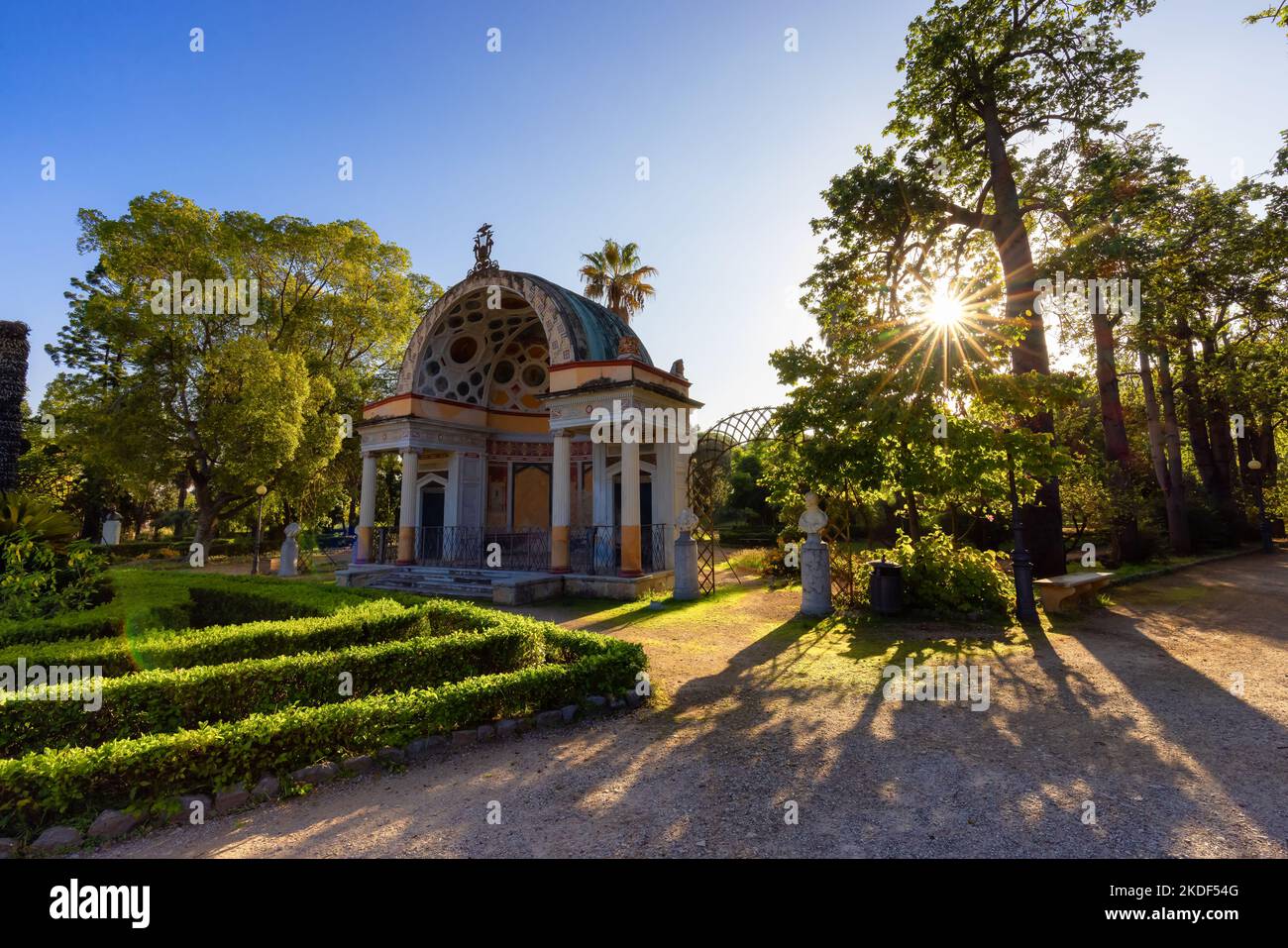 Pfad mit lebhaften grünen Bäumen im Stadtpark, Villa Giulia. Palermo, Sizilien, Italien Stockfoto