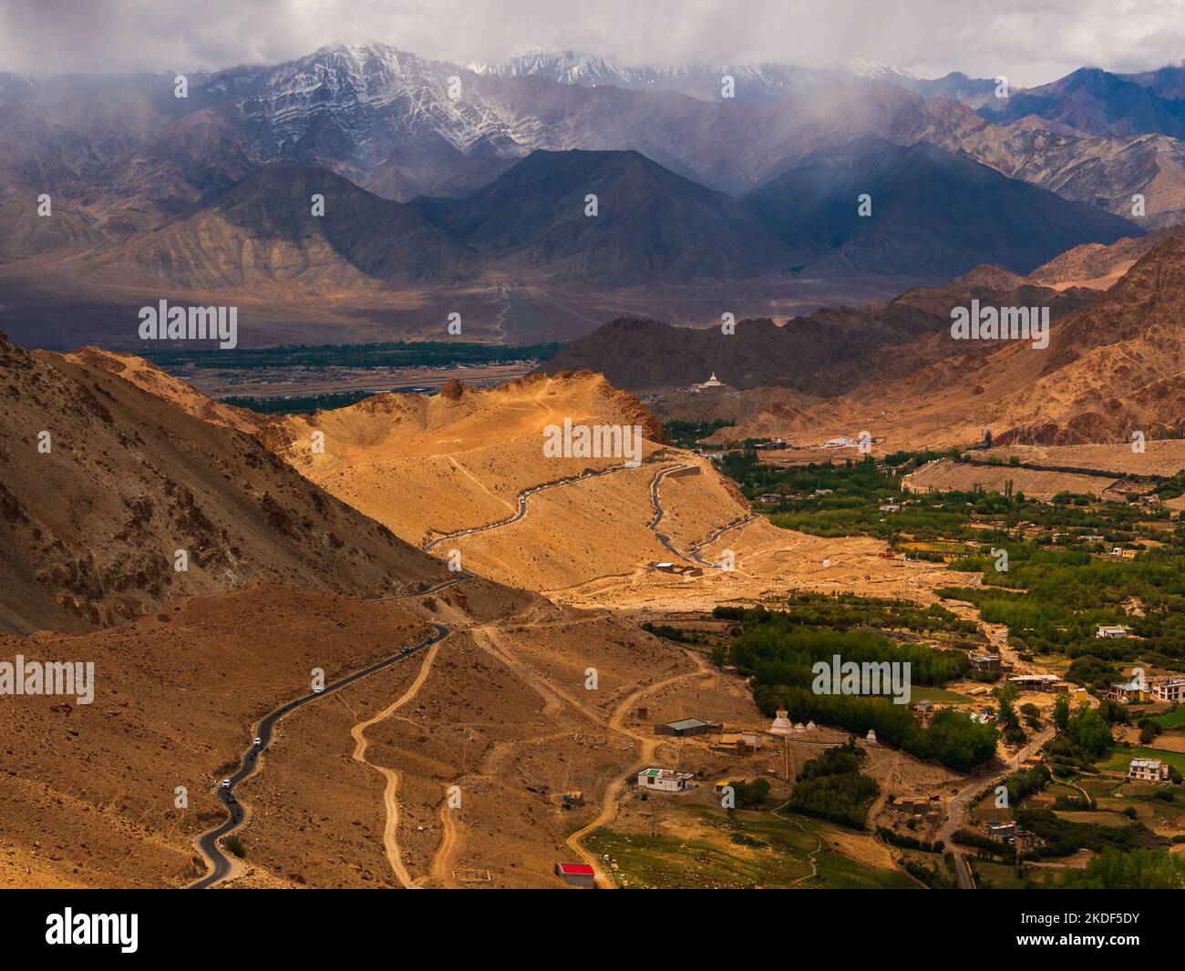 Shanti Stupa ist ein buddhistischer Stupa mit weißer Kuppel, der von Bergen umgeben ist. Panoramablick auf das Ladakh-Tal. Stockfoto