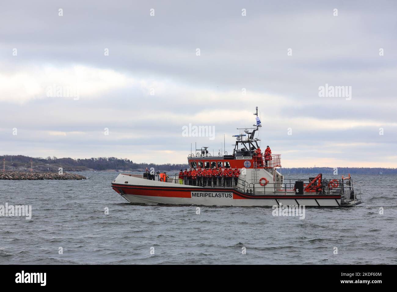 Helsinki, Finnland. 05.. November 2022. SAR-Rettungsschiff auf dem Weg zum Südhafen von Helsinki. Jedes Jahr im November treffen Schiffe der Finnischen Marine Rescue Association im Südhafen von Helsinki ein und legen neben dem Marktplatz an. Schiffe sind für die Öffentlichkeit zugänglich. Rettungsschwimmer zeigen ihre Schiffe und unterhalten sich mit Besuchern. (Foto von Takimoto Marina/SOPA Images/Sipa USA) Quelle: SIPA USA/Alamy Live News Stockfoto