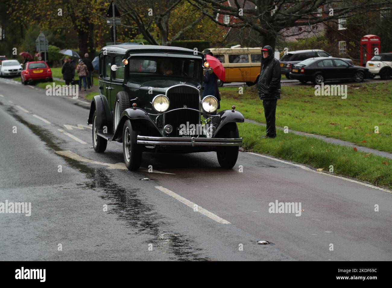 Staplefield, Großbritannien. 06.. November 2021. Während des historischen Veteran Car Run von London nach Brighton kämpfen die Teilnehmer in ihren Oldtimern gegen das Wetter. Der Lauf hat bei Sonnenaufgang vom Hyde Park in London aus gestartet und macht seine Reise nach Brighton an der Küste von Sussex. Quelle: Uwe Deffner/Alamy Live News Stockfoto