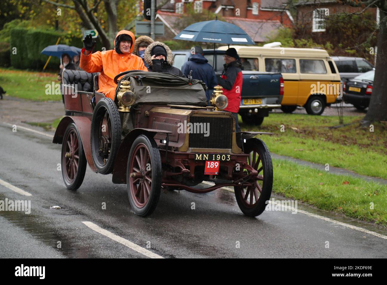 Staplefield, Großbritannien. 06.. November 2021. Während des historischen Veteran Car Run von London nach Brighton kämpfen die Teilnehmer in ihren Oldtimern gegen das Wetter. Der Lauf hat bei Sonnenaufgang vom Hyde Park in London aus gestartet und macht seine Reise nach Brighton an der Küste von Sussex. Quelle: Uwe Deffner/Alamy Live News Stockfoto