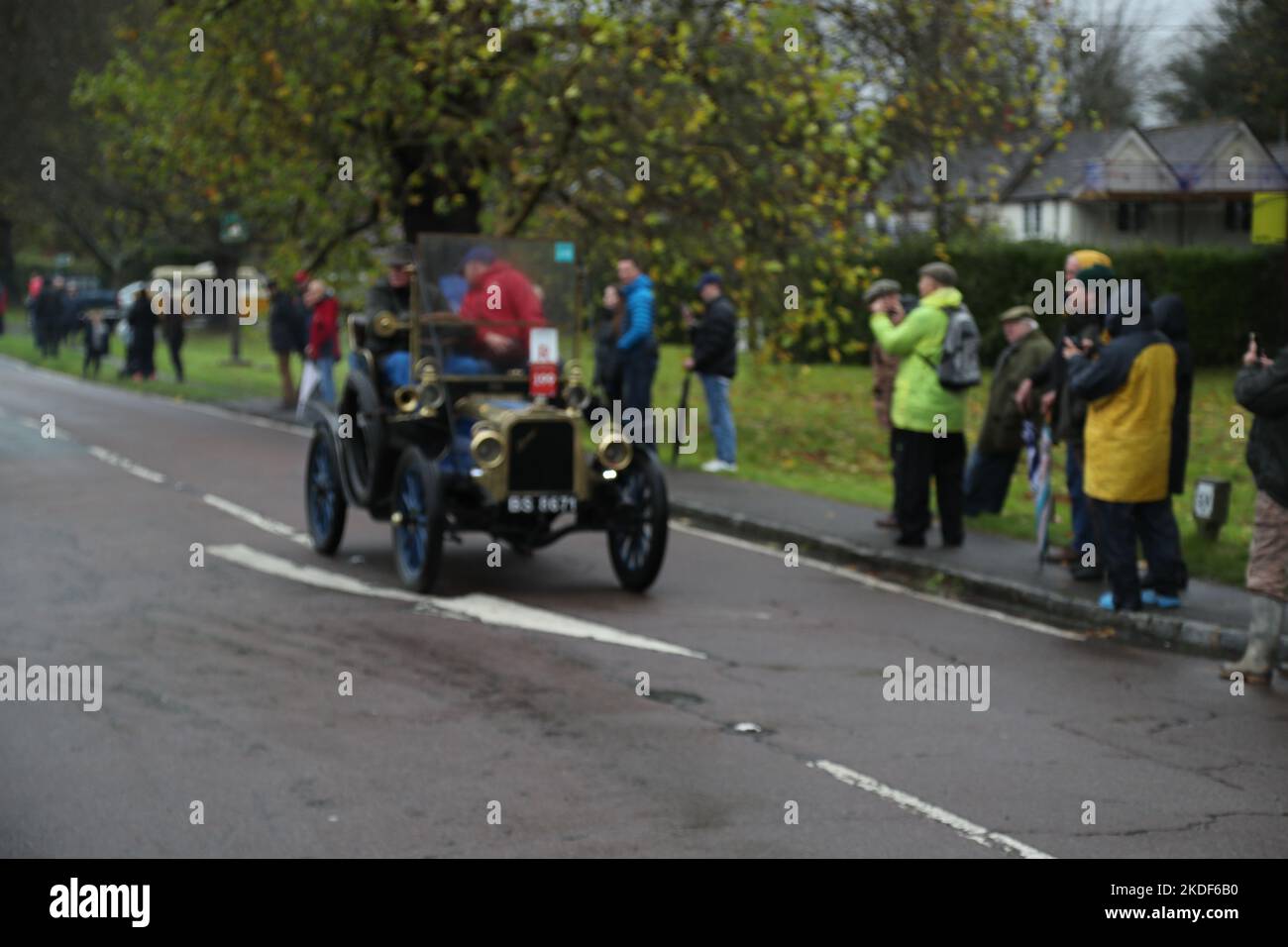 Staplefield, Großbritannien. 06.. November 2021. Während des historischen Veteran Car Run von London nach Brighton kämpfen die Teilnehmer in ihren Oldtimern gegen das Wetter. Der Lauf hat bei Sonnenaufgang vom Hyde Park in London aus gestartet und macht seine Reise nach Brighton an der Küste von Sussex. Quelle: Uwe Deffner/Alamy Live News Stockfoto