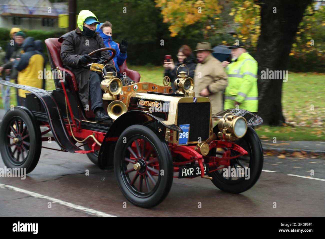 Staplefield, Großbritannien. 06.. November 2021. Während des historischen Veteran Car Run von London nach Brighton kämpfen die Teilnehmer in ihren Oldtimern gegen das Wetter. Der Lauf hat bei Sonnenaufgang vom Hyde Park in London aus gestartet und macht seine Reise nach Brighton an der Küste von Sussex. Quelle: Uwe Deffner/Alamy Live News Stockfoto