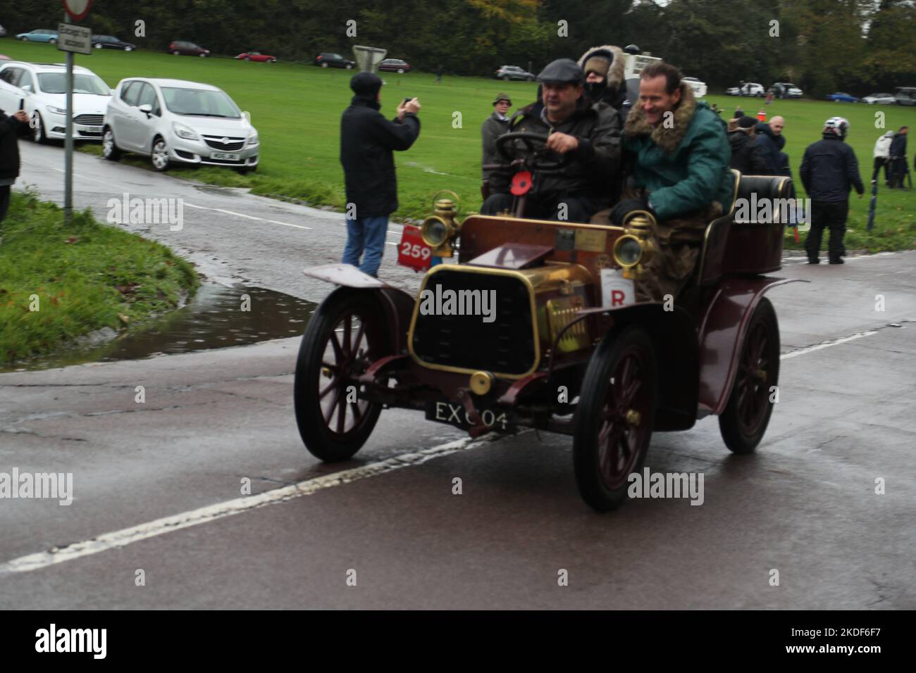 Staplefield, Großbritannien. 06.. November 2021. Während des historischen Veteran Car Run von London nach Brighton kämpfen die Teilnehmer in ihren Oldtimern gegen das Wetter. Der Lauf hat bei Sonnenaufgang vom Hyde Park in London aus gestartet und macht seine Reise nach Brighton an der Küste von Sussex. Quelle: Uwe Deffner/Alamy Live News Stockfoto