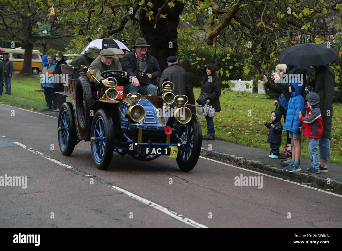 Staplefield, Großbritannien. 06.. November 2021. Während des historischen Veteran Car Run von London nach Brighton kämpfen die Teilnehmer in ihren Oldtimern gegen das Wetter. Der Lauf hat bei Sonnenaufgang vom Hyde Park in London aus gestartet und macht seine Reise nach Brighton an der Küste von Sussex. Quelle: Uwe Deffner/Alamy Live News Stockfoto