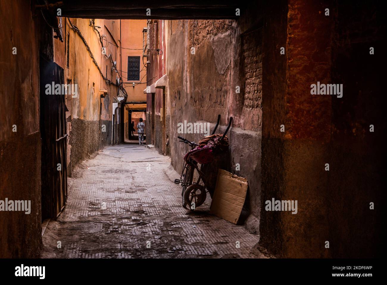 Eine dunkle Gasse in der Medina (Altstadt) von Marrakesch, Marokko Stockfoto