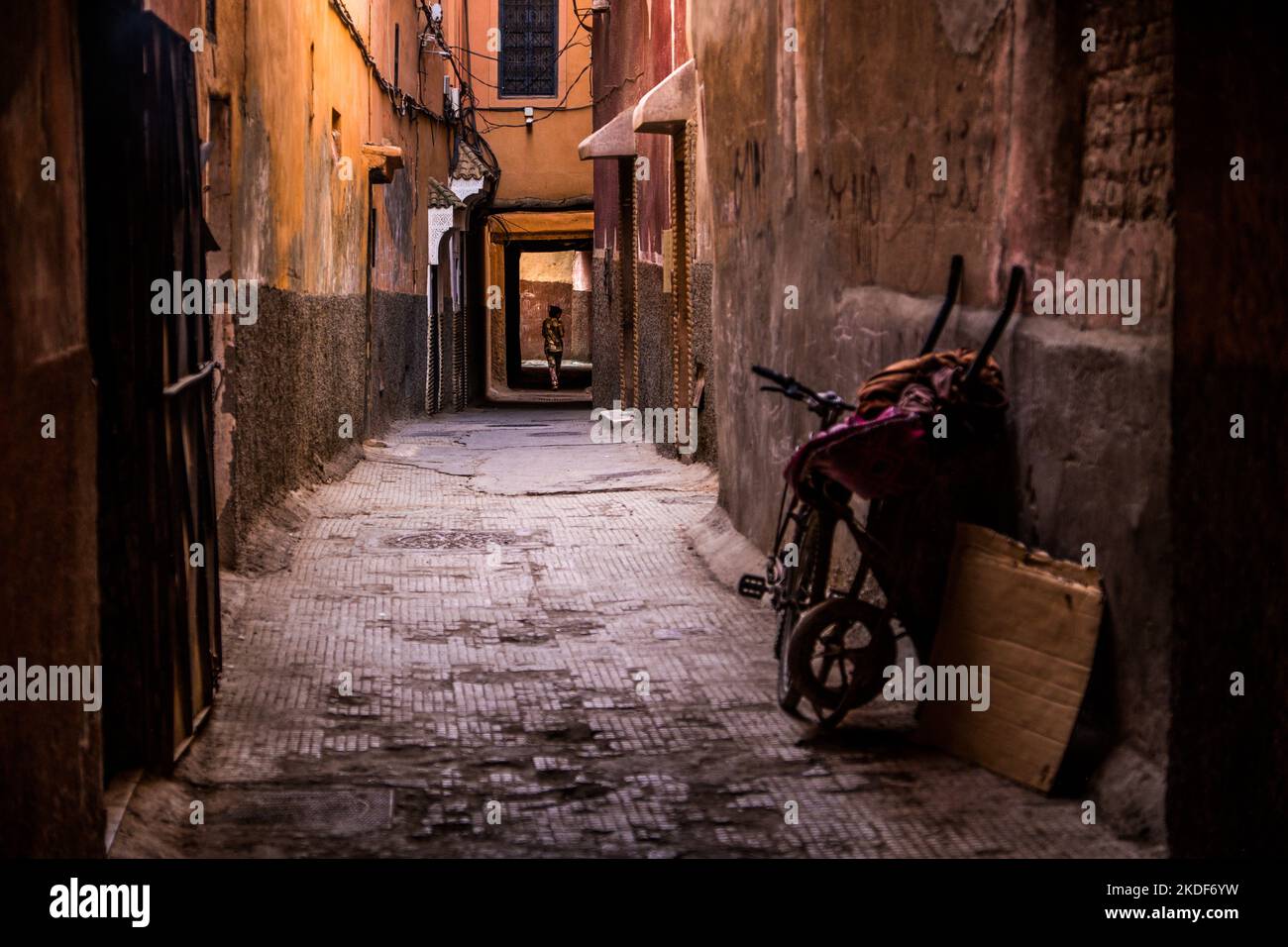 Eine dunkle Gasse in der Medina (Altstadt) von Marrakesch, Marokko Stockfoto