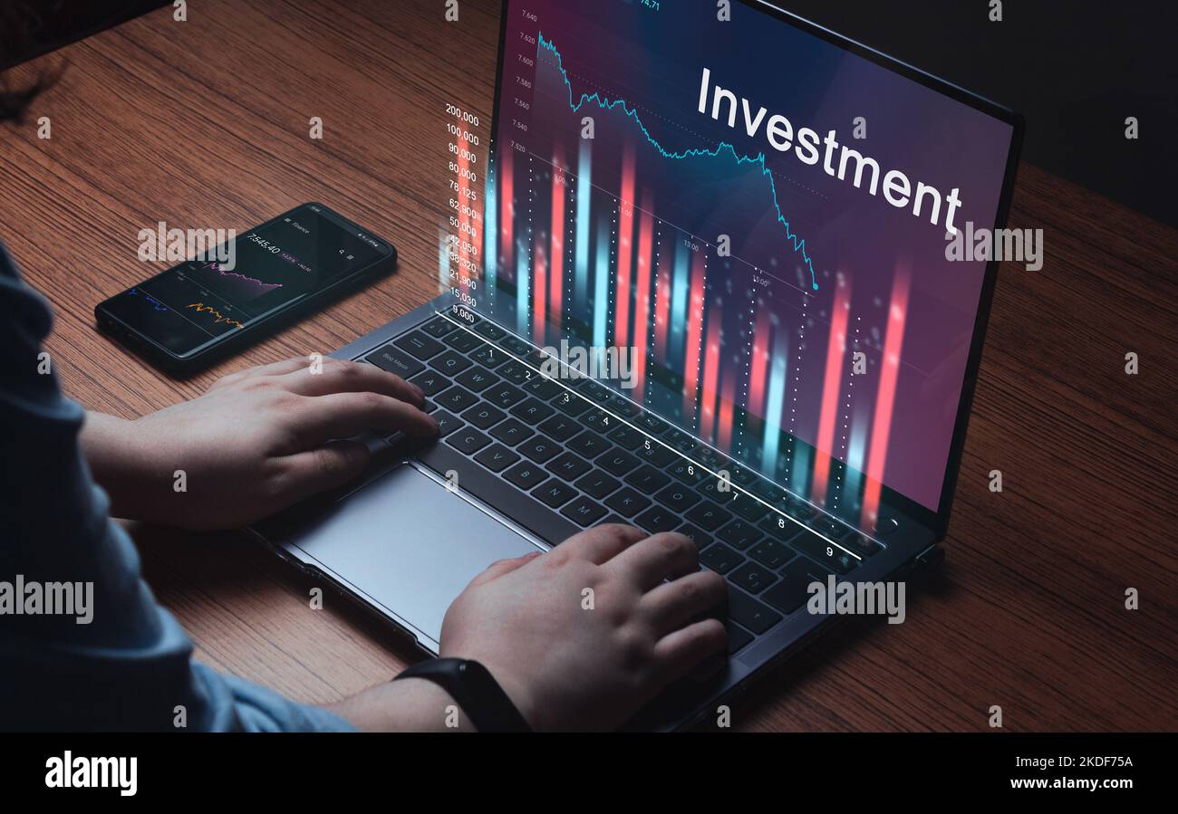 Geschäftsfrau, die Finanzdaten des Forex-Trading-Charts analysiert. Investmentfonds an der Börse und digitale Vermögenswerte. Finanztechnologie für Unternehmen. Stockfoto