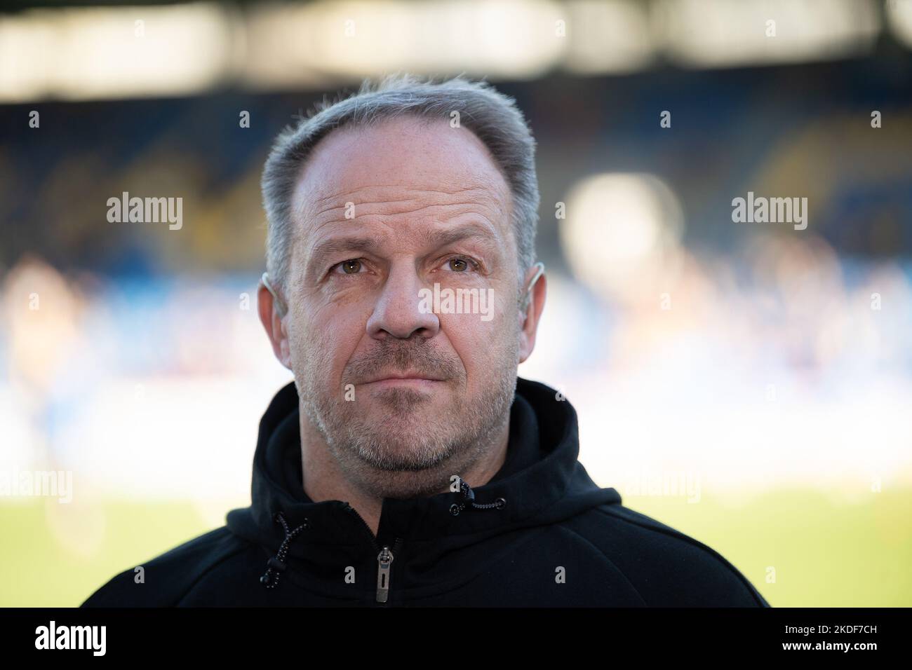 Braunschweig, Deutschland. 06.. November 2022. Fußball: 2. Bundesliga, Eintracht Braunschweig - SpVgg Greuther Fürth, Matchday 15, Eintracht-Stadion. Fürths Trainer Alexander Zorniger ist vor dem Spiel im Stadion. Quelle: Swen Pförtner/dpa - WICHTIGER HINWEIS: Gemäß den Anforderungen der DFL Deutsche Fußball Liga und des DFB Deutscher Fußball-Bund ist es untersagt, im Stadion und/oder vom Spiel aufgenommene Fotos in Form von Sequenzbildern und/oder videoähnlichen Fotoserien zu verwenden oder zu verwenden./dpa/Alamy Live News Stockfoto