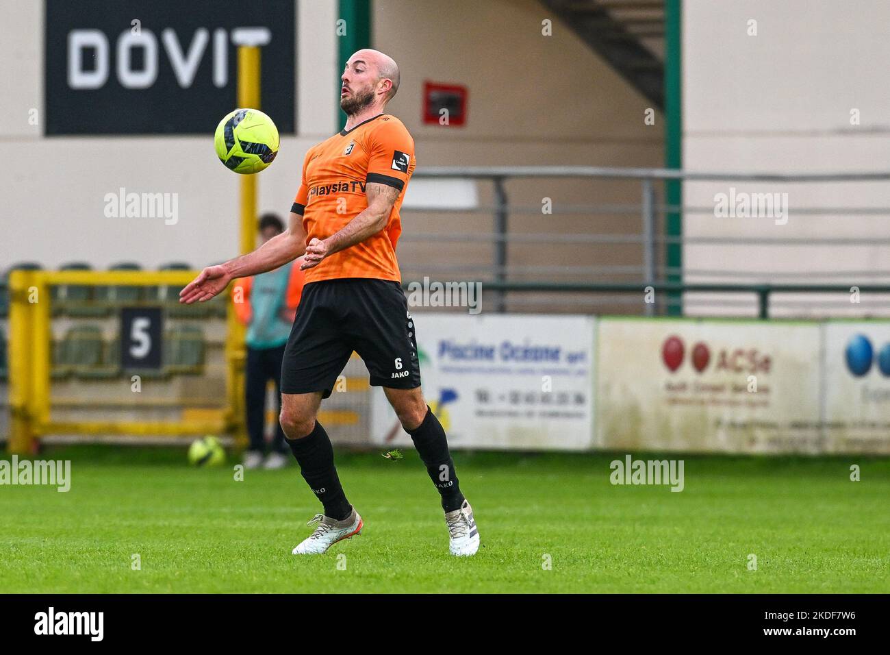 Steve De Ridder (6) von KMSK Deinze während eines Fußballspiels zwischen Excelsior Virton und KMSK Deinze während des Spieltages 12. in der Challenger Pro League für die Saison 2022-2023, am Samstag, 5. November 2022 in Deinze, Belgien. FOTO STIJN AUDOOREN | SPORTPIX Stockfoto