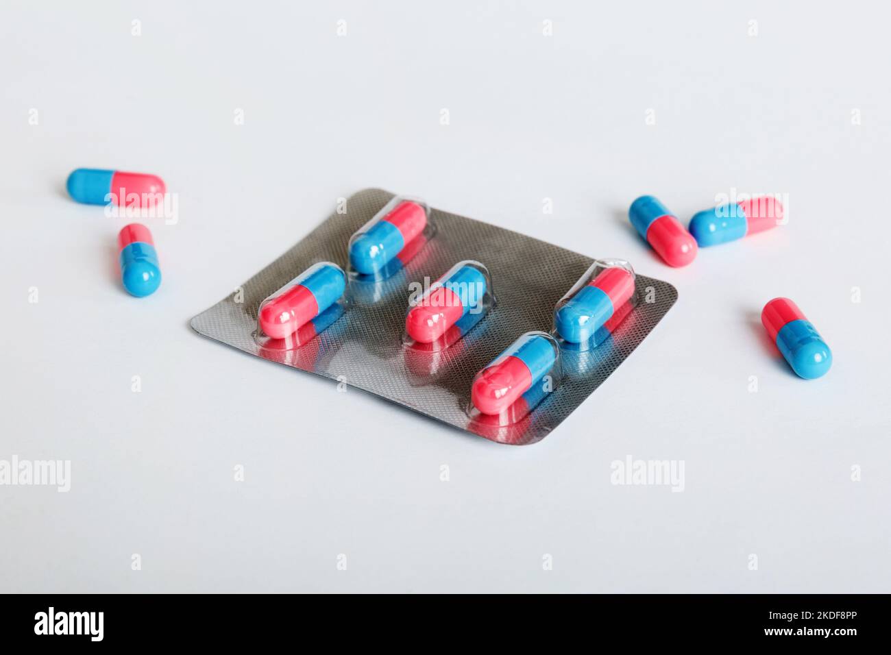 Medicine Pillen auf einem hellen Hintergrund. Medikamente und verschreibungspflichtige Pillen flach legen Hintergrund. Blaue und rosafarbene Tabletten in Blister. Stockfoto