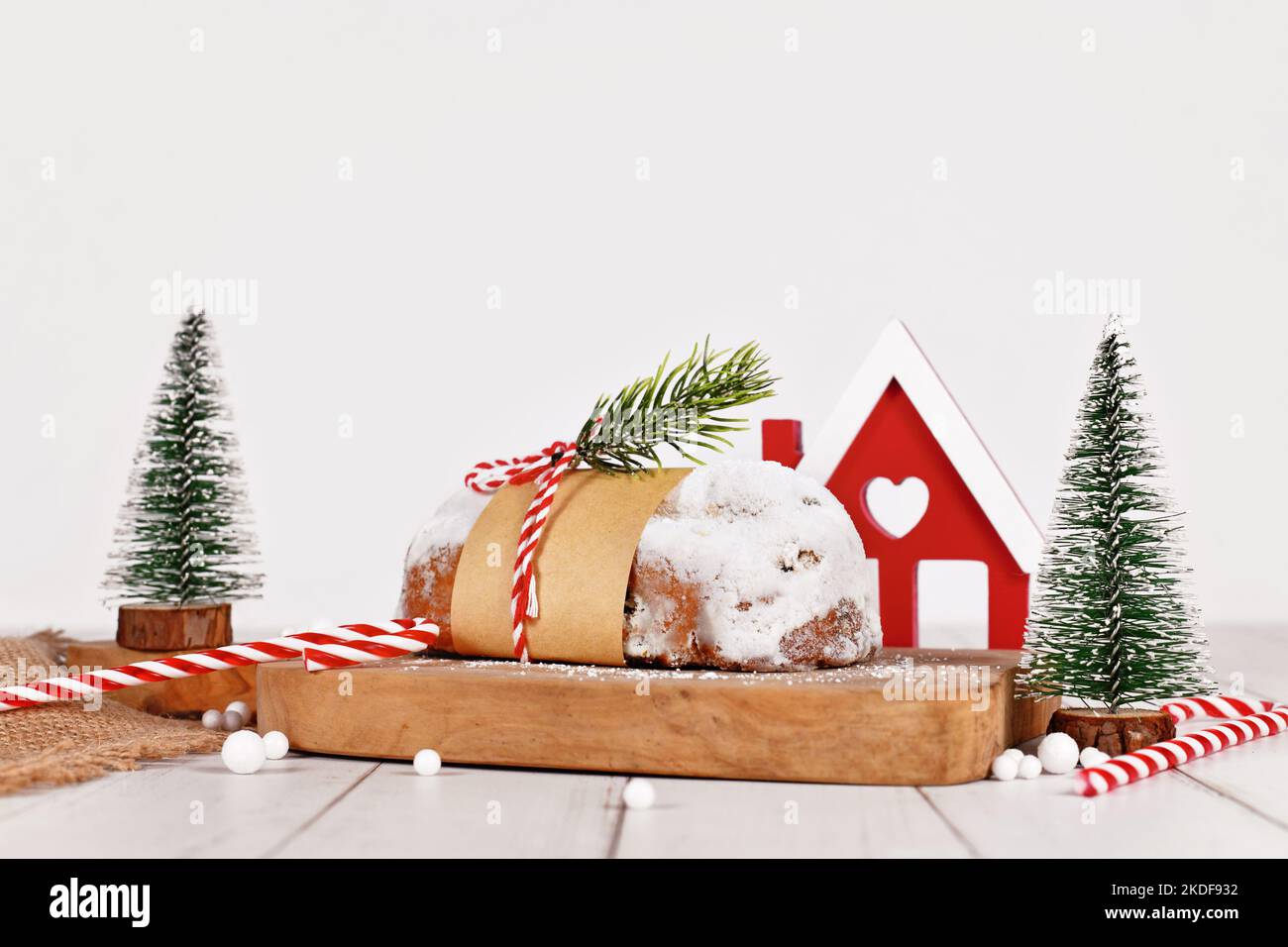 Deutscher Stollenkuchen, ein Fruchtbrot mit Nüssen, Gewürzen und getrockneten Früchten mit Puderzucker, das traditionell zur Weihnachtszeit serviert wird Stockfoto