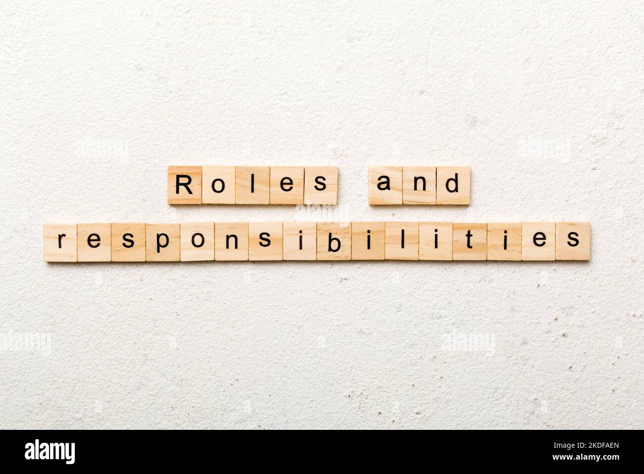 Rollen und Verantwortlichkeiten Wort auf Holzblock geschrieben. Rollen und Verantwortlichkeiten Text auf Tisch, Konzept. Stockfoto