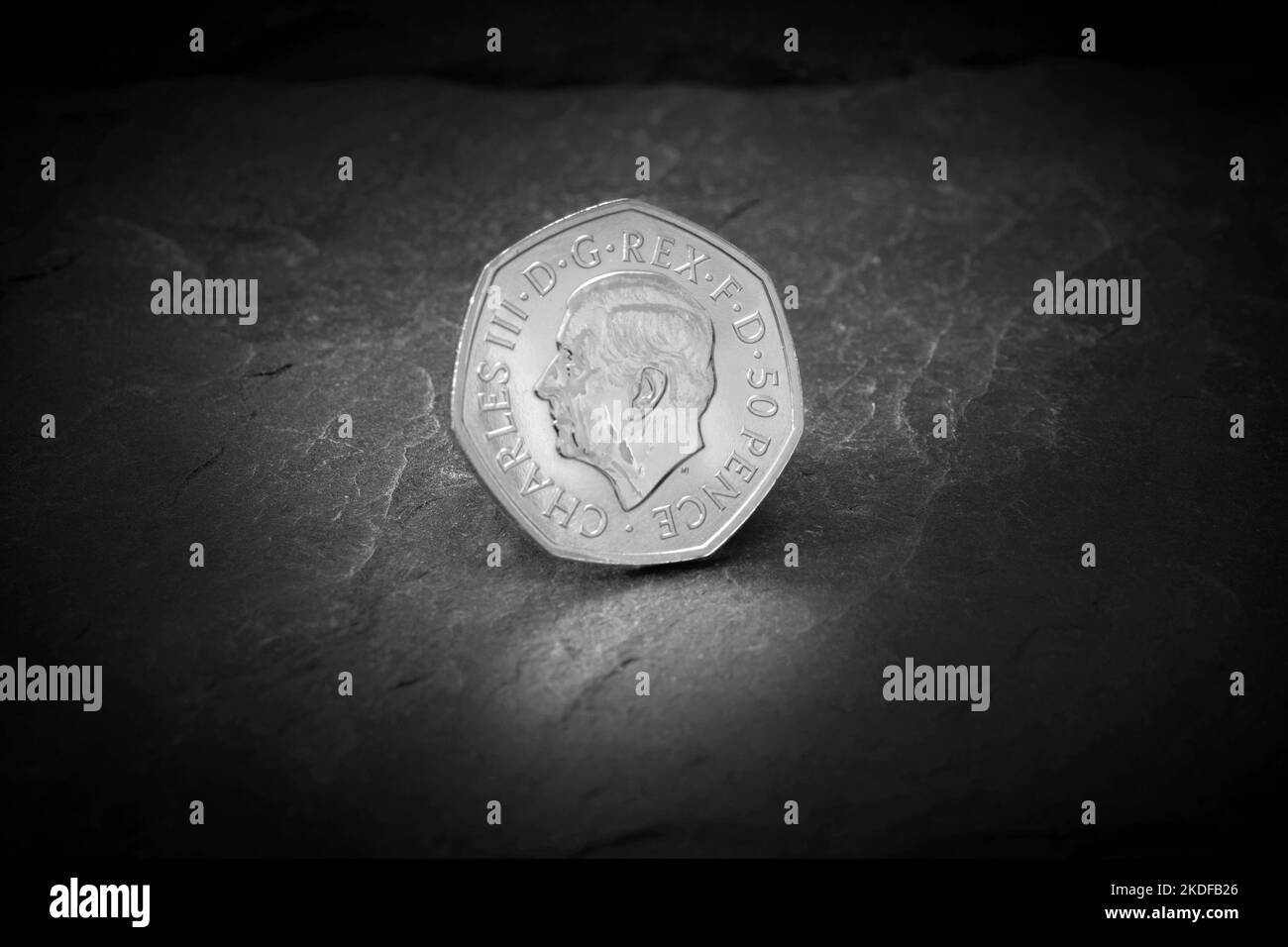 Das neue Fifty Pence-Stück mit Porträt von König Karl III Stockfoto