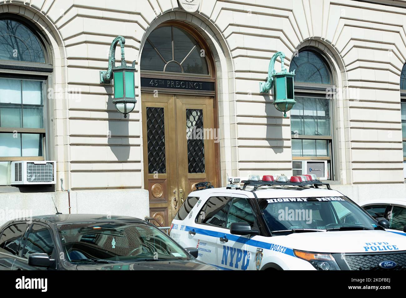 Bronx, NY - 10. März 2021: Eingangstür zum 45. Bezirk der New York City Police Department auf der Barkley Avenue, 10465 Stockfoto