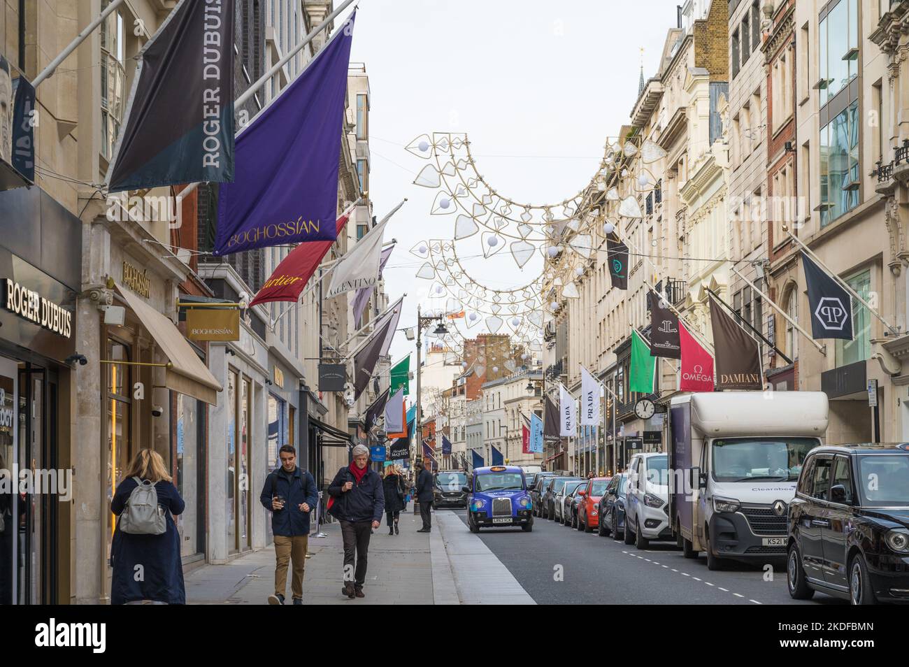 Leute draußen und einkaufen. Old Bond Street, Mayfair, London, England, Großbritannien Stockfoto
