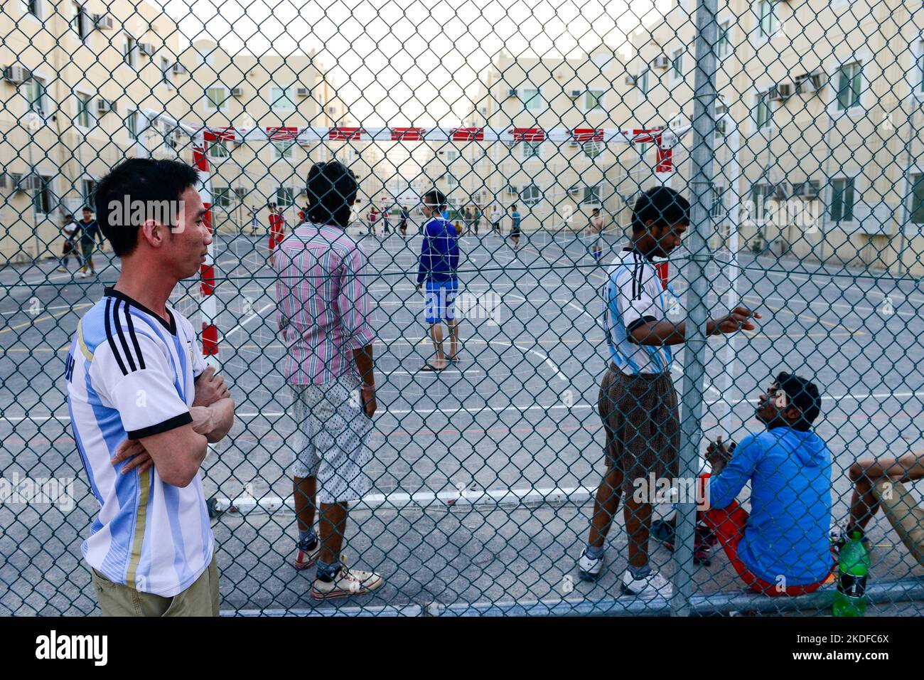 KATAR, Doha, Industriekomplex, Wohnkomplex für Wanderarbeiter außerhalb der Stadt, Sports Place / KATAR, Doha, Sammelunterkunft für Gastarbeiter außerhalb der Stadt, Sportplatz, Gastarbeiter aus den Philippinen und Vietnam spielen Fußball Stockfoto