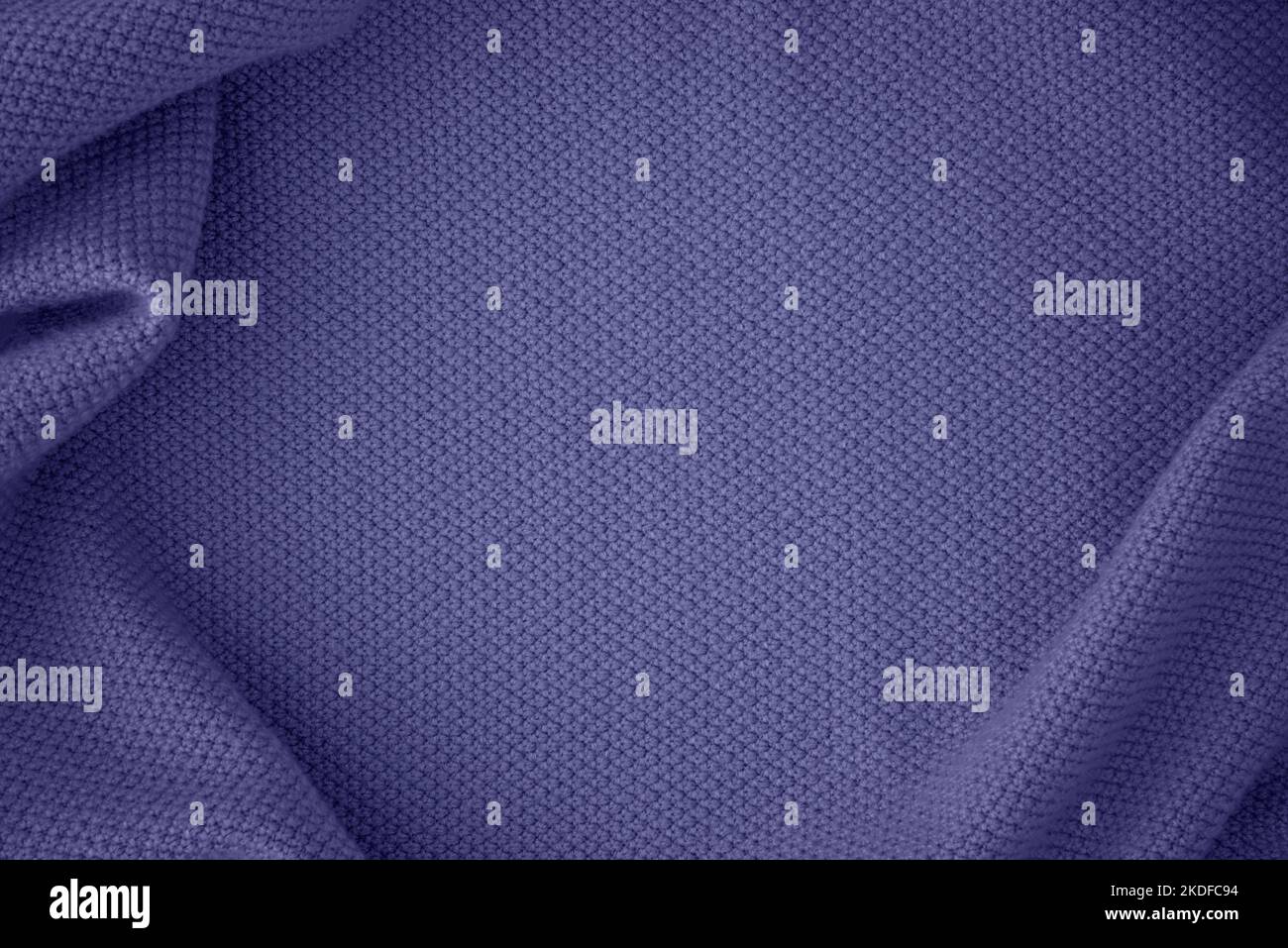 Strickstruktur in trendiger lila Lavendel-Farbe. Farbe des Jahres 2022. Stockfoto