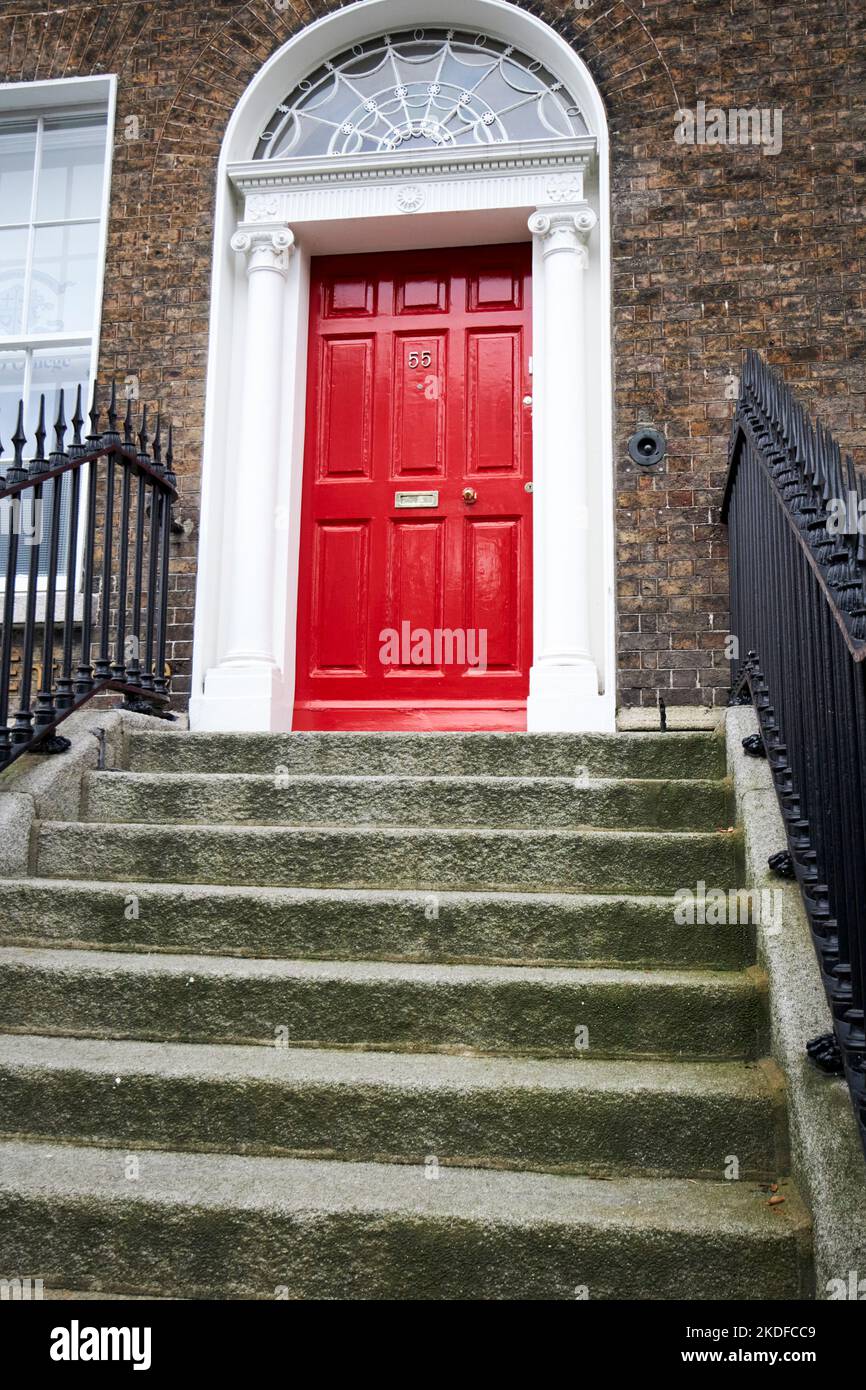 Treppen und Geländer bis zu rot lackierten georgischen Tür 55 st stephens grün dublin republik irland Stockfoto