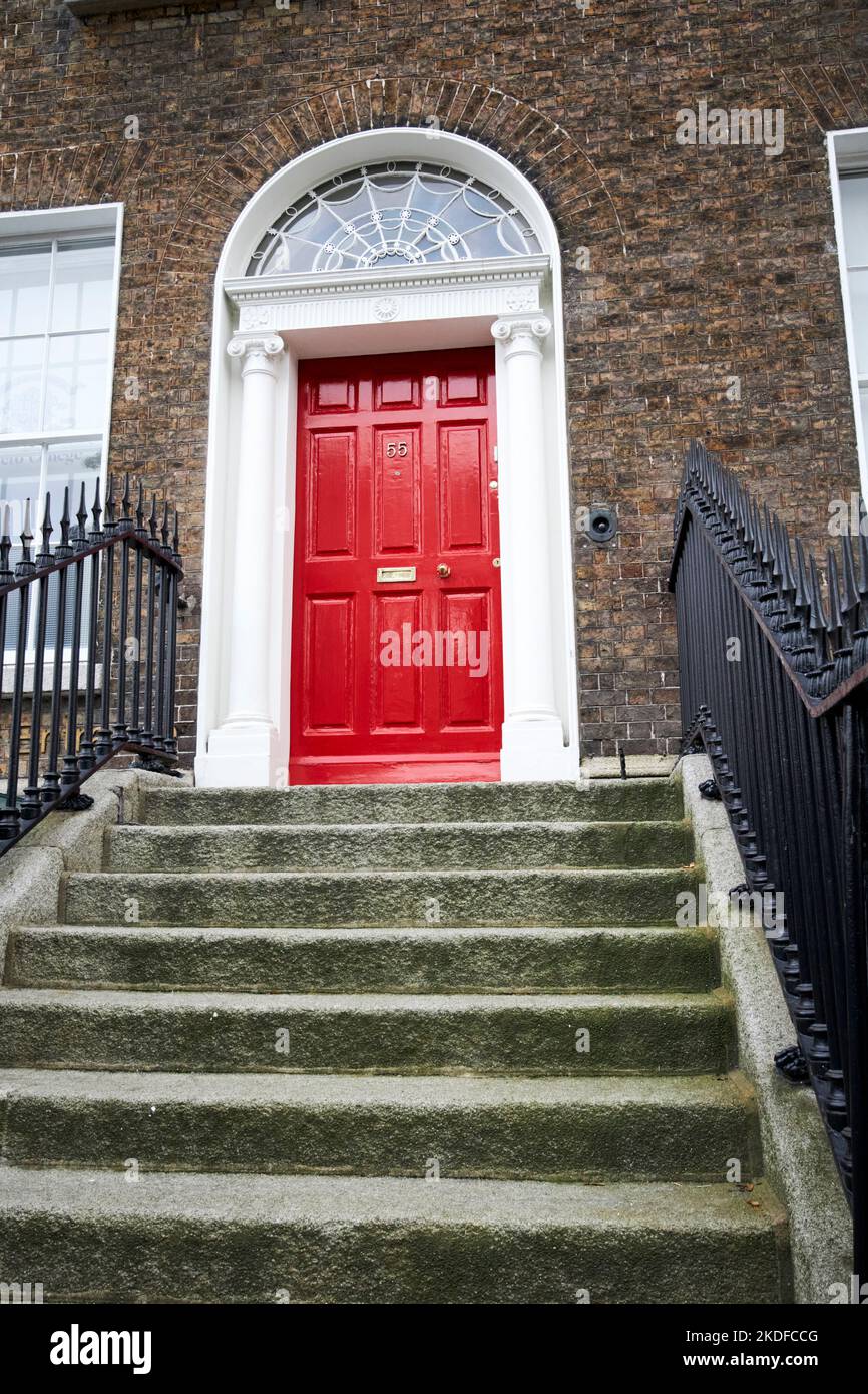 Treppen und Geländer bis zu rot lackierten georgischen Tür 55 st stephens grün dublin republik irland Stockfoto
