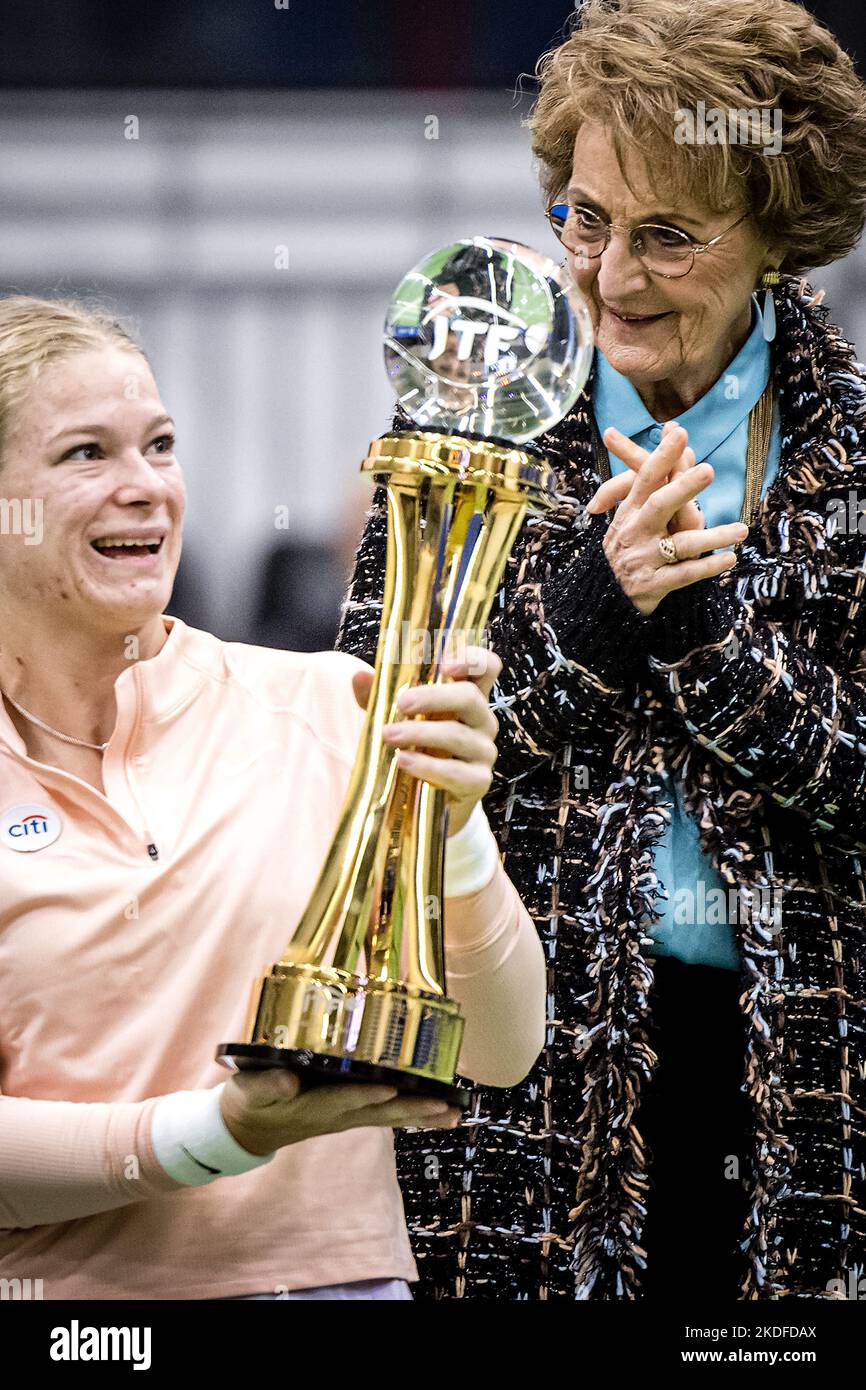 2022-11-06 14:23:29 OSS - Prinzessin Margriet und Diede de Groot während des letzten Tages der 2022 ITF Rollstuhl Tennis Masters, der Rollstuhl-Tennis-Weltmeisterschaft im Sportzentrum De Rusheuvel. ANP ROYAL IMAGES ROB ENGELAAR niederlande aus - belgien aus Stockfoto