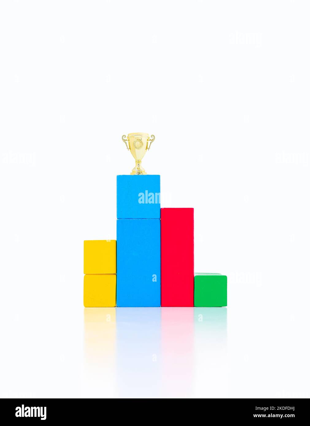 Google seo-Analyse-Diagramm mit goldenem Kelch auf der Oberseite. Modernes digitales Marketingkonzept. Stockfoto