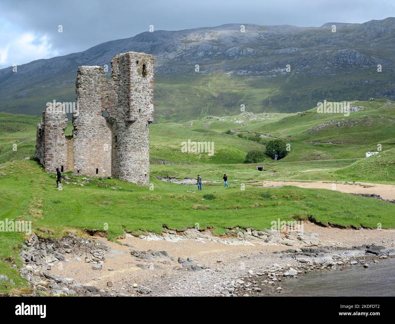 Ardvreck Castle. Es wird angenommen, dass das Schloss um 1590 von der Familie Clan MacLeod, die Assynt und die Umgebung besaß, erbaut wurde. Stockfoto