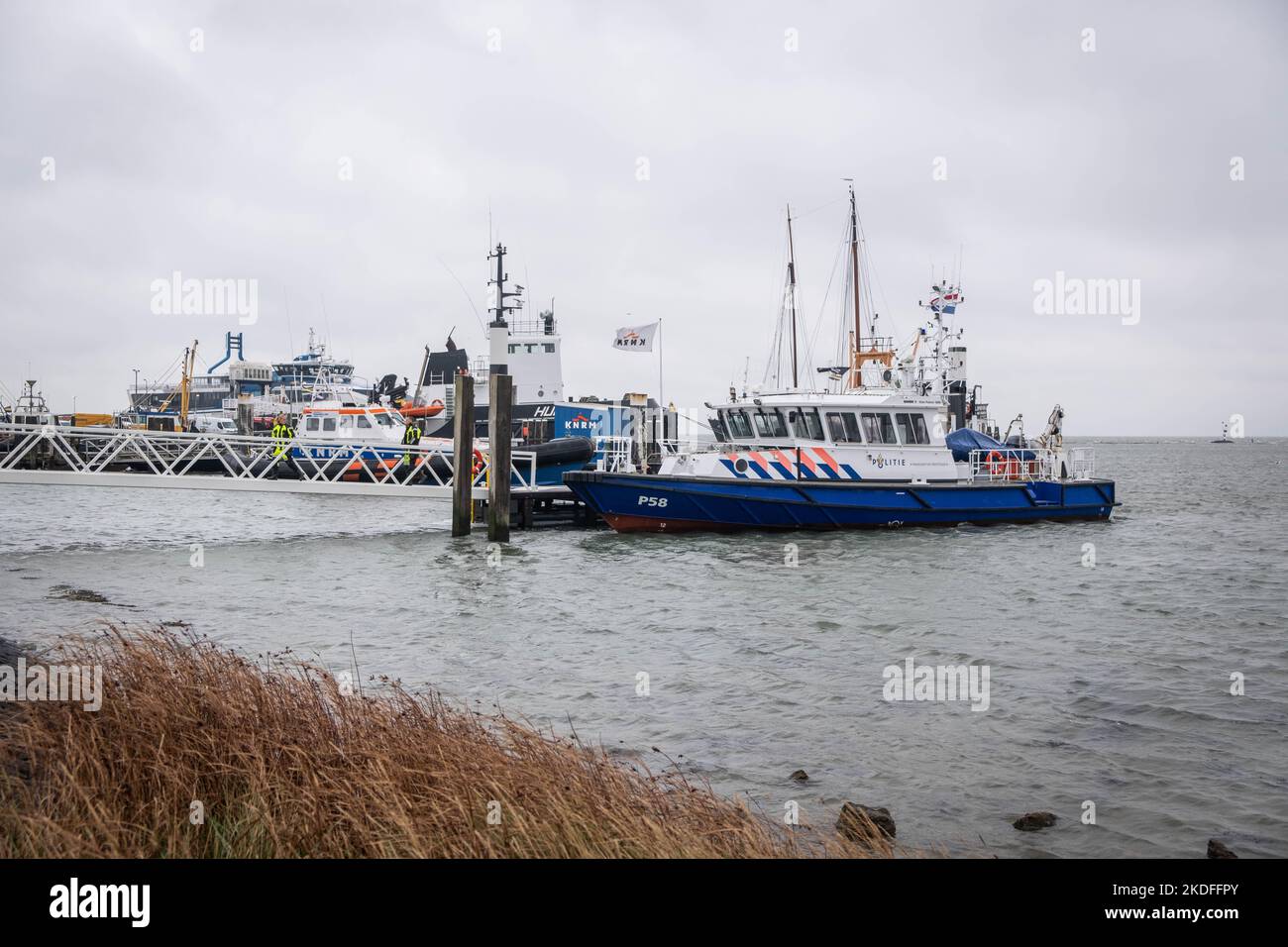 2022-11-06 10:07:37 WEST-TERSCHELLING - Ein Körper wurde in der Nähe des Groene Strand nach einem Bericht an die Rettungsdienste gefunden. Eine Untersuchung muss zeigen, ob es sich um die Leiche eines der beiden noch vermissten Opfer nach dem Zusammenstoß im Wattenmeer handelt. Nach dem Bericht fand der KNRM die Leiche im Naturschutzgebiet Noordsvaarder. ANP / Hollandse Hoogte / ProNews niederlande Out - belgien Out Stockfoto