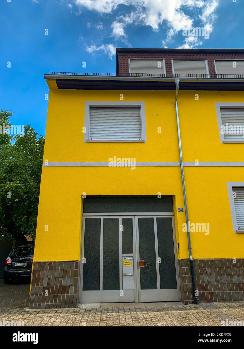 Eine vertikale Aufnahme eines gelben Hauses in Muhlheim am Main Stockfoto