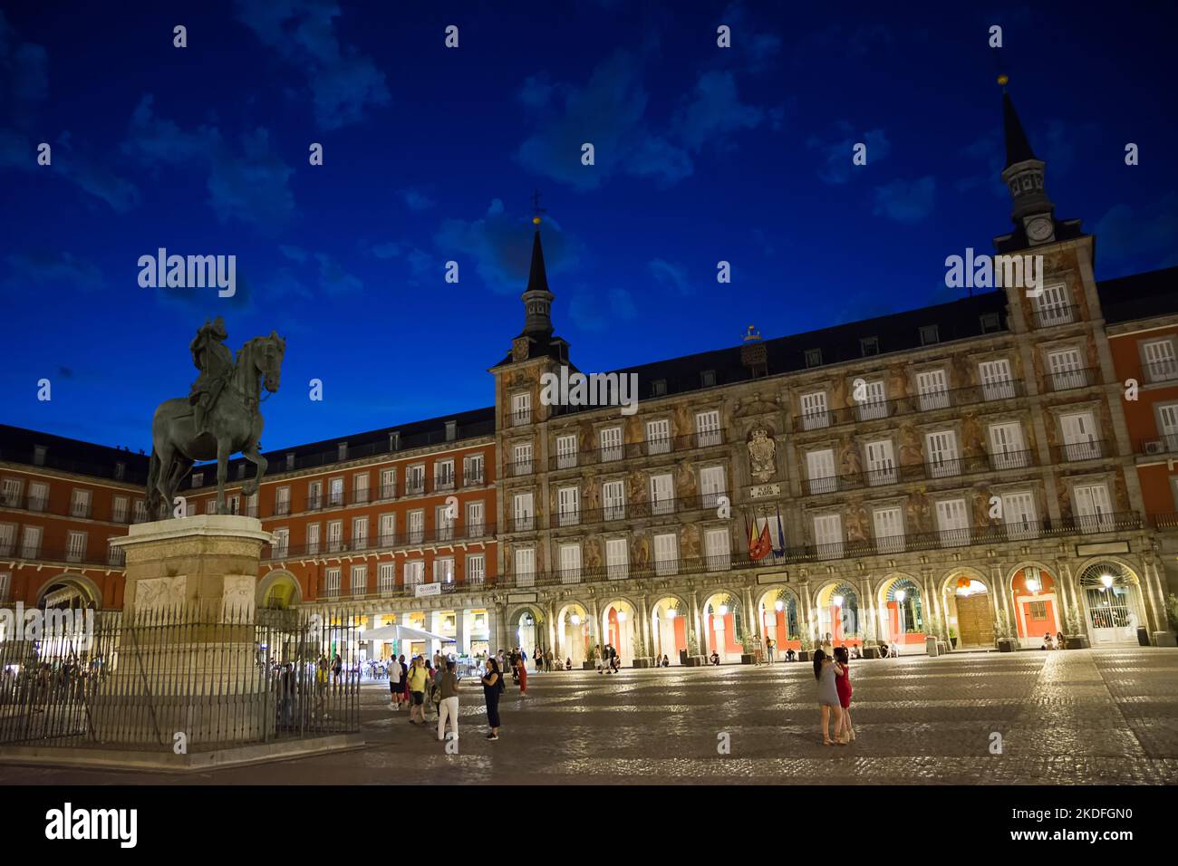 Madrid, Spanien - 19. Juni 2022: Piaza major, die Statue von Steinbild III und seine alten Gebäude am Abend Stockfoto