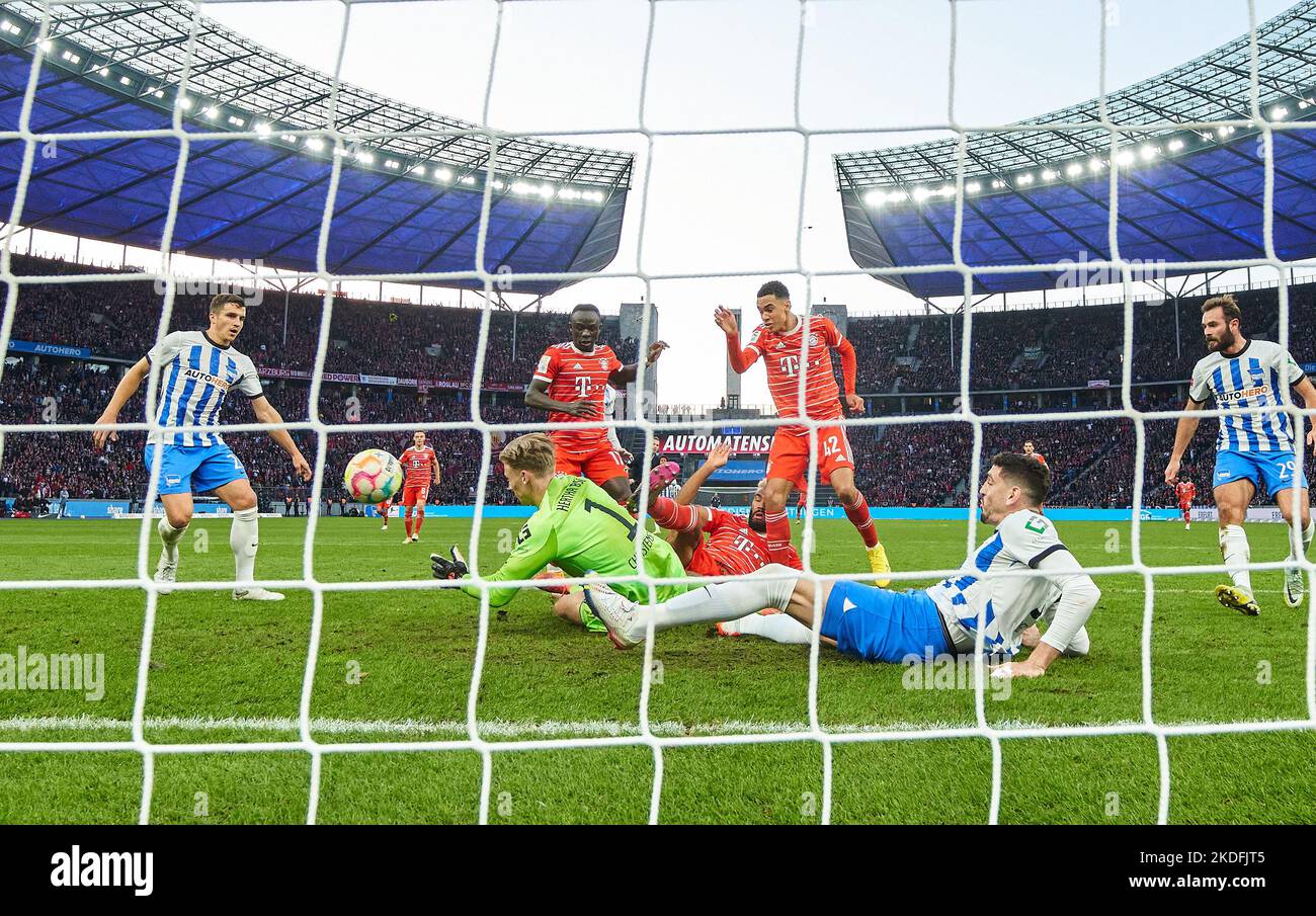 Berlin, Deutschland. 05.. November 2022. Eric MAXIM CHOUPO-MOTING (FCB 13) punktet, schießt Tor, Tor, Treffer, Torschuss, 0-3 gegen Oliver Christensen, Torhüter Hertha 1 im Spiel HERTHA BSC BERLIN - FC BAYERN MÜNCHEN 2-3 1.Deutsche Fußballliga am 4. November 2022 in Berlin, Deutschland. Saison 2022/2023, Spieltag 13, 1.Bundesliga, FCB, München, 13.Spieltag Credit: Peter Schatz/Alamy Live News Stockfoto