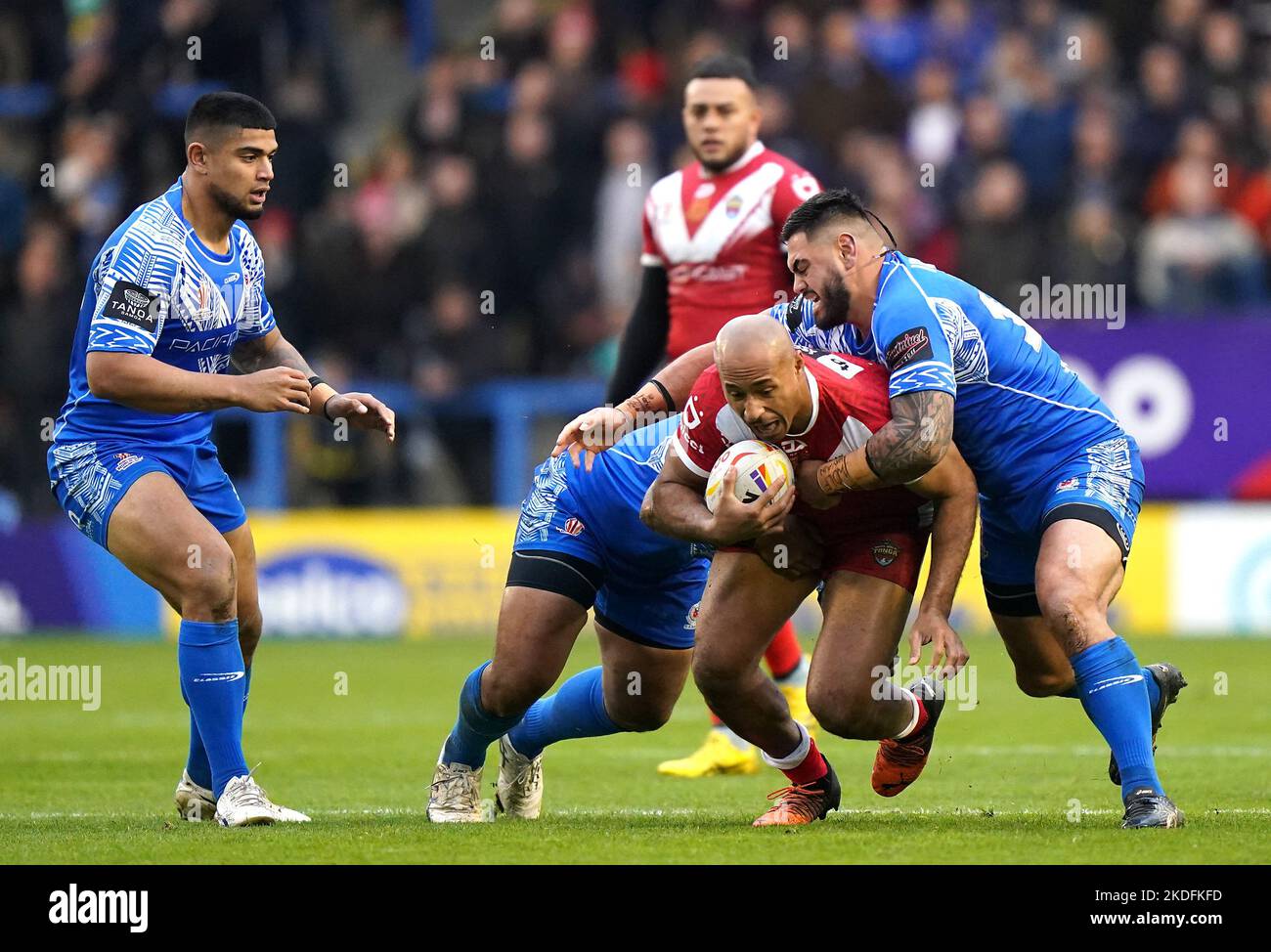 Felise Kaufusi von Tonga wird von Royce Hunt von Samoa (rechts) und Junior Paulo von Samoa während des Viertelfinalspiels der Rugby League im Halliwell Jones Stadium, Warrington, niedergeschlagen. Bilddatum: Sonntag, 6. November 2022. Stockfoto